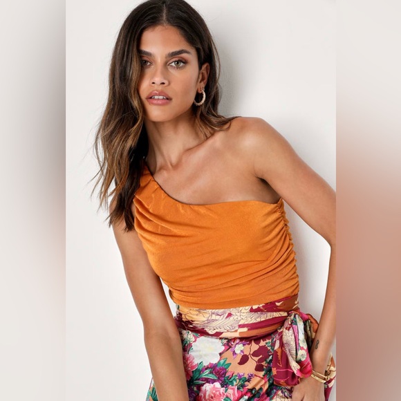 Lulu’s Ruched One-Shoulder Top - Picture 2 of 4